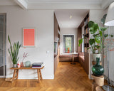 Warme maatwerk keuken met roze fronten en walnotenhout-Witteveen interieur architecten-Keuken,luxe keuken ontwerp,maatwerk keuken,moderne woonkeuken,roze keuken,tv wand op maat,walnotenhout interieur,warme wooninspiratie-Warme Maatwerk Keuken met Roze Fronten en Walnotenhout-OBLY