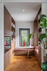 Warme maatwerk keuken met roze fronten en walnotenhout-Witteveen interieur architecten-Keuken,luxe keuken ontwerp,maatwerk keuken,moderne woonkeuken,roze keuken,tv wand op maat,walnotenhout interieur,warme wooninspiratie-Warme Maatwerk Keuken met Roze Fronten en Walnotenhout-OBLY