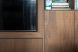 Warme maatwerk keuken met roze fronten en walnotenhout-Witteveen interieur architecten-Keuken,luxe keuken ontwerp,maatwerk keuken,moderne woonkeuken,roze keuken,tv wand op maat,walnotenhout interieur,warme wooninspiratie-Warme Maatwerk Keuken met Roze Fronten en Walnotenhout-OBLY