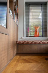Warme maatwerk keuken met roze fronten en walnotenhout-Witteveen interieur architecten-Keuken,luxe keuken ontwerp,maatwerk keuken,moderne woonkeuken,roze keuken,tv wand op maat,walnotenhout interieur,warme wooninspiratie-Warme Maatwerk Keuken met Roze Fronten en Walnotenhout-OBLY