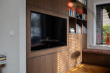 Warme maatwerk keuken met roze fronten en walnotenhout-Witteveen interieur architecten-Keuken,luxe keuken ontwerp,maatwerk keuken,moderne woonkeuken,roze keuken,tv wand op maat,walnotenhout interieur,warme wooninspiratie-Warme Maatwerk Keuken met Roze Fronten en Walnotenhout-OBLY