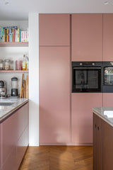 Warme maatwerk keuken met roze fronten en walnotenhout-Witteveen interieur architecten-Keuken,luxe keuken ontwerp,maatwerk keuken,moderne woonkeuken,roze keuken,tv wand op maat,walnotenhout interieur,warme wooninspiratie-Warme Maatwerk Keuken met Roze Fronten en Walnotenhout-OBLY