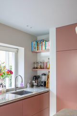 Warme maatwerk keuken met roze fronten en walnotenhout-Witteveen interieur architecten-Keuken,luxe keuken ontwerp,maatwerk keuken,moderne woonkeuken,roze keuken,tv wand op maat,walnotenhout interieur,warme wooninspiratie-Warme Maatwerk Keuken met Roze Fronten en Walnotenhout-OBLY