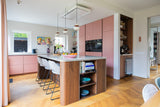 Warme maatwerk keuken met roze fronten en walnotenhout-Witteveen interieur architecten-Keuken,luxe keuken ontwerp,maatwerk keuken,moderne woonkeuken,roze keuken,tv wand op maat,walnotenhout interieur,warme wooninspiratie-Warme Maatwerk Keuken met Roze Fronten en Walnotenhout-OBLY