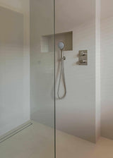 Warmte en kleur in badkamerontwerp-Glad Douche-badkamer,badkamer met warme kleuren,lichte luxe badkamer,minimalistische badkamer design,modern badkamerontwerp,stijlvolle moderne badkamer-Warmte en kleur in badkamerontwerp-OBLY