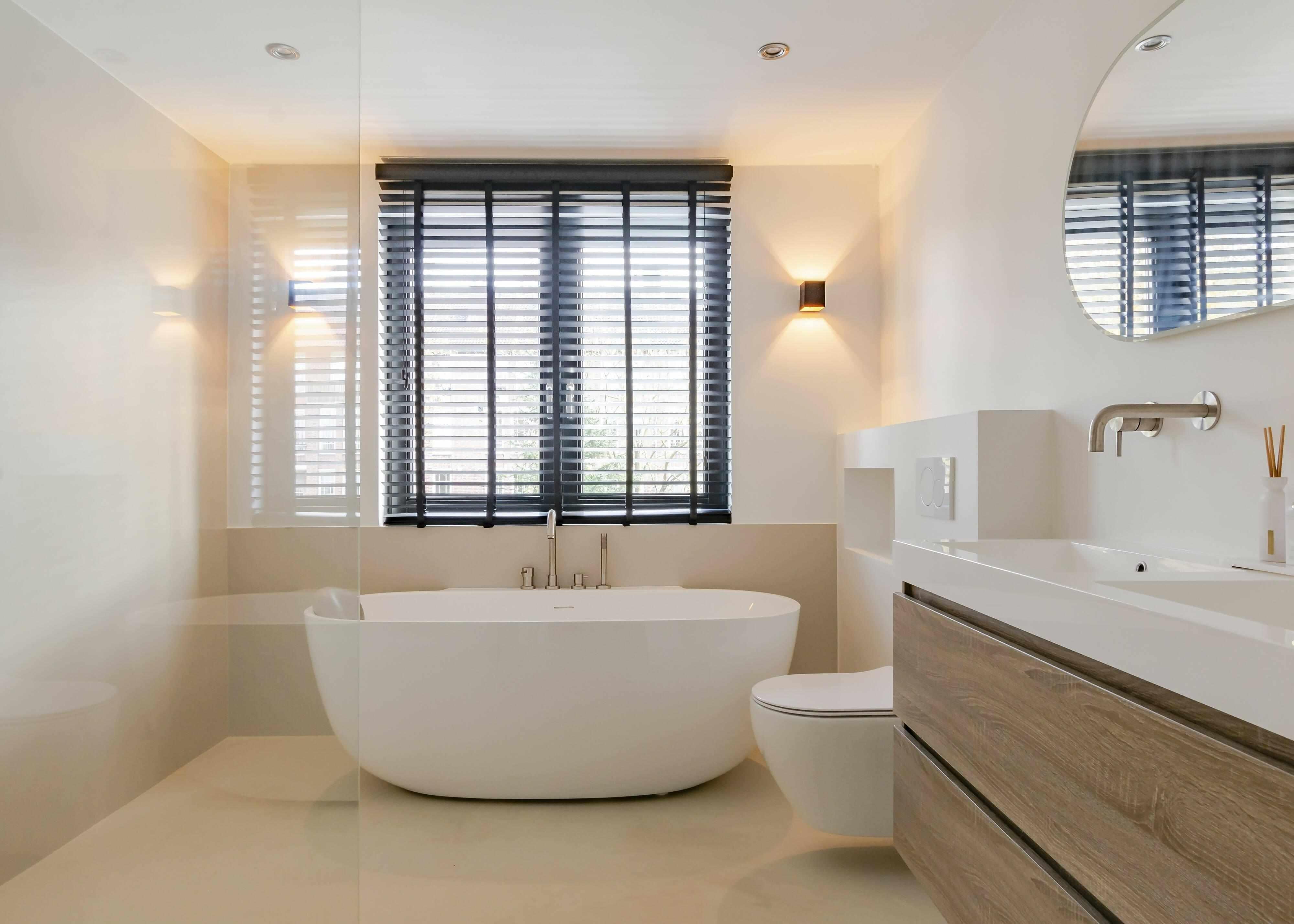 Warmte en kleur in badkamerontwerp-Glad Douche-badkamer,badkamer met warme kleuren,lichte luxe badkamer,minimalistische badkamer design,modern badkamerontwerp,stijlvolle moderne badkamer-Warmte en kleur in badkamerontwerp-OBLY