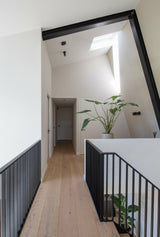 Woning met stalen trap-Architect eigen huis-Entree/Hal/Trap-Bijzondere Langgerekte Woning-OBLY