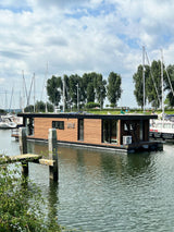 Woonboot in Numansdorp met thermisch Fraké gevelbekleding-Prowood-gevelbekleding,houten gevelbekleding,Numansdorp,Thermisch Fraké,Trapy Rhombus,Woonboot-Woonboot Numansdorp met thermisch Fraké | Bosmaat-OBLY