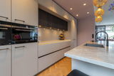 Woonkeuken met verfijnde contrasten-Iemms keukens & interieur-design keuken,keuken met eiland,keuken met houtaccenten,luxe keuken ontwerp,minimalistische keuken,moderne keuken inspiratie,moderne woonkeuken,woonkeuken met kookeiland-Moderne woonkeuken met kookeiland en houtaccenten-OBLY
