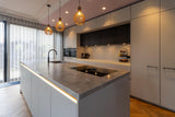Woonkeuken met verfijnde contrasten-Iemms keukens & interieur-design keuken,keuken met eiland,keuken met houtaccenten,luxe keuken ontwerp,minimalistische keuken,moderne keuken inspiratie,moderne woonkeuken,woonkeuken met kookeiland-Moderne woonkeuken met kookeiland en houtaccenten-OBLY