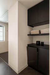 Zwarte marmeren tegels in badkamer-Het Badhuys-badkamer-Zwarte marmeren tegels in badkamer-OBLY