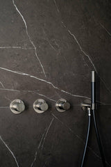 Zwarte marmeren tegels in badkamer-Het Badhuys-badkamer-Zwarte marmeren tegels in badkamer-OBLY