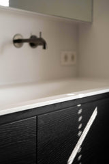 Zwarte marmeren tegels in badkamer-Het Badhuys-badkamer-Zwarte marmeren tegels in badkamer-OBLY