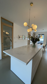 appartement met open keuken en kookeiland-lin design-boog-architectuur,boog-nis,design-roomdivider,houten-roomdivider,interieur-architectuur,kast-op-maat,maatwerk-interieur,maatwerk-kast,maatwerk-roomdivider,open-kastenwand,roomdivider-met-boog,woonkamer-interieur-OBLY