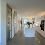 appartement met open keuken en kookeiland-lin design-boog-architectuur,boog-nis,design-roomdivider,houten-roomdivider,interieur-architectuur,kast-op-maat,maatwerk-interieur,maatwerk-kast,maatwerk-roomdivider,open-kastenwand,roomdivider-met-boog,woonkamer-interieur-OBLY