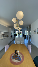 appartement met open keuken en kookeiland-lin design-boog-architectuur,boog-nis,design-roomdivider,houten-roomdivider,interieur-architectuur,kast-op-maat,maatwerk-interieur,maatwerk-kast,maatwerk-roomdivider,open-kastenwand,roomdivider-met-boog,woonkamer-interieur-OBLY