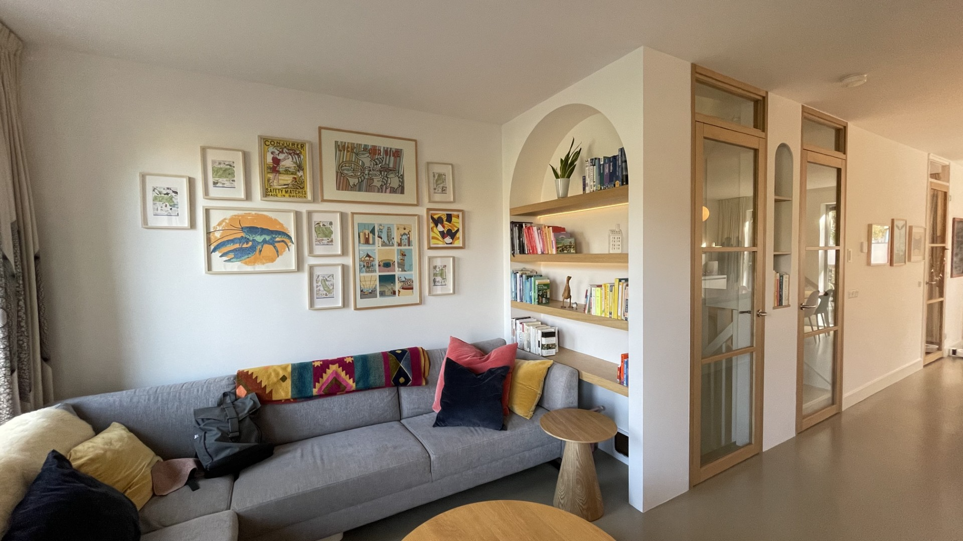 appartement met open keuken en kookeiland-lin design-boog-architectuur,boog-nis,design-roomdivider,houten-roomdivider,interieur-architectuur,kast-op-maat,maatwerk-interieur,maatwerk-kast,maatwerk-roomdivider,open-kastenwand,roomdivider-met-boog,woonkamer-interieur-OBLY