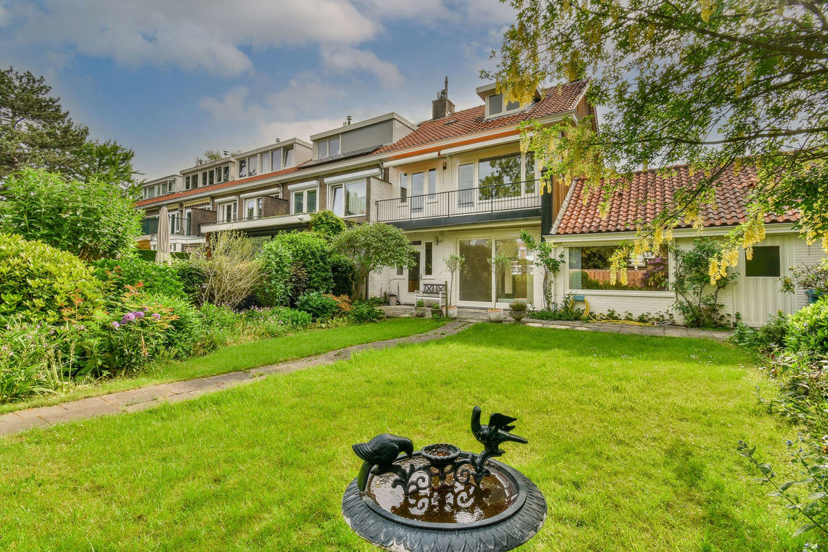 Achtergevel en tuin van de woning in de Prinses Irenebuurt vóór de verbouwing