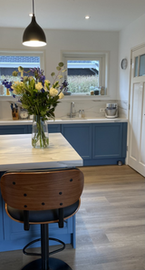 blauwe maatwerk keuken en woonkamer-lin design-blauwe-keuken,design-keuken,interieur-keuken,keuken-inrichting,keuken-interieur,keuken-met-kleur,keuken-op-maat,keuken-renovatie,maatwerk-keuken,maatwerk-meubel,marmerlook-werkblad,moderne-keuken-OBLY
