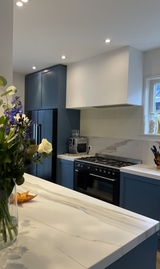 blauwe maatwerk keuken en woonkamer-lin design-blauwe-keuken,design-keuken,interieur-keuken,keuken-inrichting,keuken-interieur,keuken-met-kleur,keuken-op-maat,keuken-renovatie,maatwerk-keuken,maatwerk-meubel,marmerlook-werkblad,moderne-keuken-OBLY