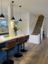 blauwe maatwerk keuken en woonkamer-lin design-blauwe-keuken,design-keuken,interieur-keuken,keuken-inrichting,keuken-interieur,keuken-met-kleur,keuken-op-maat,keuken-renovatie,maatwerk-keuken,maatwerk-meubel,marmerlook-werkblad,moderne-keuken-OBLY