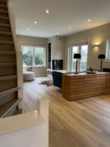 blauwe maatwerk keuken en woonkamer-lin design-blauwe-keuken,design-keuken,interieur-keuken,keuken-inrichting,keuken-interieur,keuken-met-kleur,keuken-op-maat,keuken-renovatie,maatwerk-keuken,maatwerk-meubel,marmerlook-werkblad,moderne-keuken-OBLY