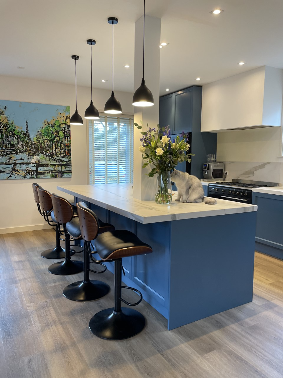 blauwe maatwerk keuken en woonkamer-lin design-blauwe-keuken,design-keuken,interieur-keuken,keuken-inrichting,keuken-interieur,keuken-met-kleur,keuken-op-maat,keuken-renovatie,maatwerk-keuken,maatwerk-meubel,marmerlook-werkblad,moderne-keuken-OBLY