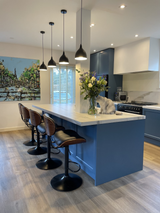blauwe maatwerk keuken en woonkamer-lin design-blauwe-keuken,design-keuken,interieur-keuken,keuken-inrichting,keuken-interieur,keuken-met-kleur,keuken-op-maat,keuken-renovatie,maatwerk-keuken,maatwerk-meubel,marmerlook-werkblad,moderne-keuken-OBLY