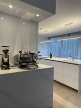 herinrichting begane grond met open keuken-Lin design-herinrichting-begane-grond,interieur-renovatie,keuken-interieur,keuken-met-kookeiland,keuken-op-maat,keuken-renovatie,moderne-keuken,open-keuken,open-woonruimte,renovatie-amstelveen,woning-renovatie,woning-verbouwing-OBLY