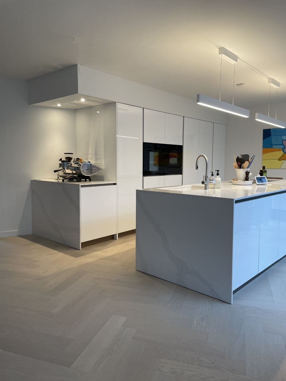 herinrichting begane grond met open keuken-Lin design-herinrichting-begane-grond,interieur-renovatie,keuken-interieur,keuken-met-kookeiland,keuken-op-maat,keuken-renovatie,moderne-keuken,open-keuken,open-woonruimte,renovatie-amstelveen,woning-renovatie,woning-verbouwing-OBLY