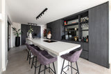 interieurontwerp met leefkeuken en maatwerk wandmeubel-Studio Thirty Two-binnenhuisarchitect,interieur renovatie,leefkeuken,maatwerk wandmeubel,moderne keuken,open keuken,renovatie woning,Woonkamer,woonkamer ontwerp-Maatwerk interieur | Moderne woonkamer & luxe keuken-OBLY