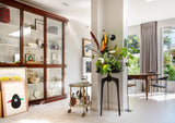 Klassiek en modern interieur met vitrinekast, kunst en eethoek in een woning in Heemstede.