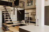 Luxe loft in oude textielfabriek met maatwerk keuken en designtrap