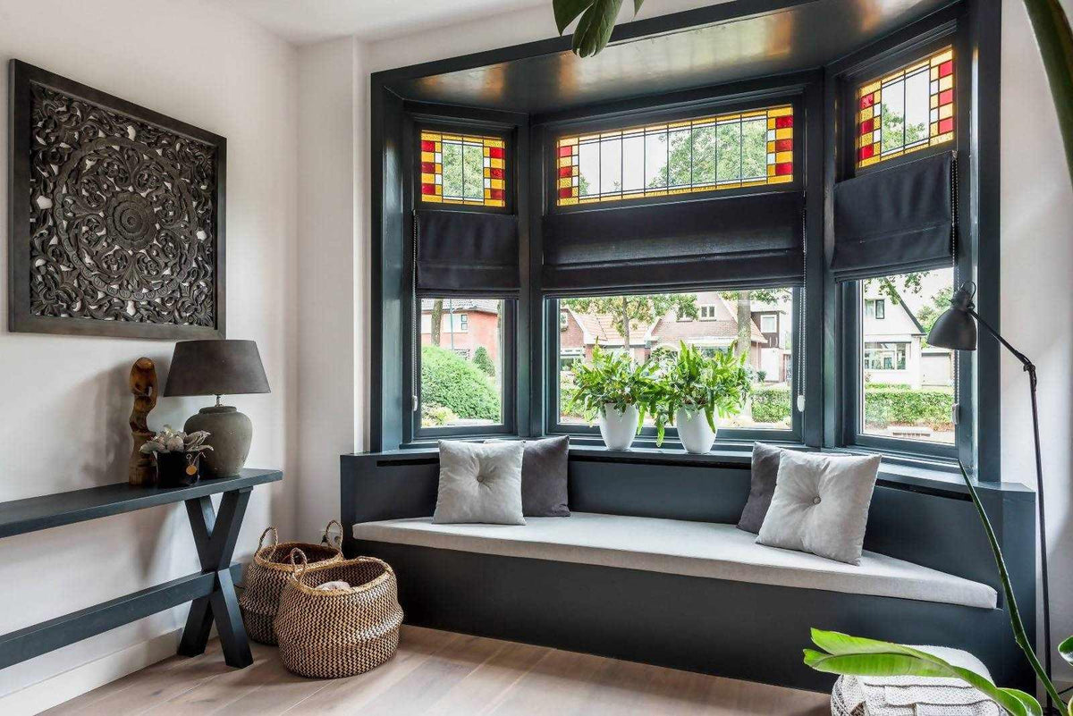 Karakteristieke erker met glas-in-lood en vaste zitbank in een jaren 30 woning. Ontdek bij OBLY ideeën voor erkers.
