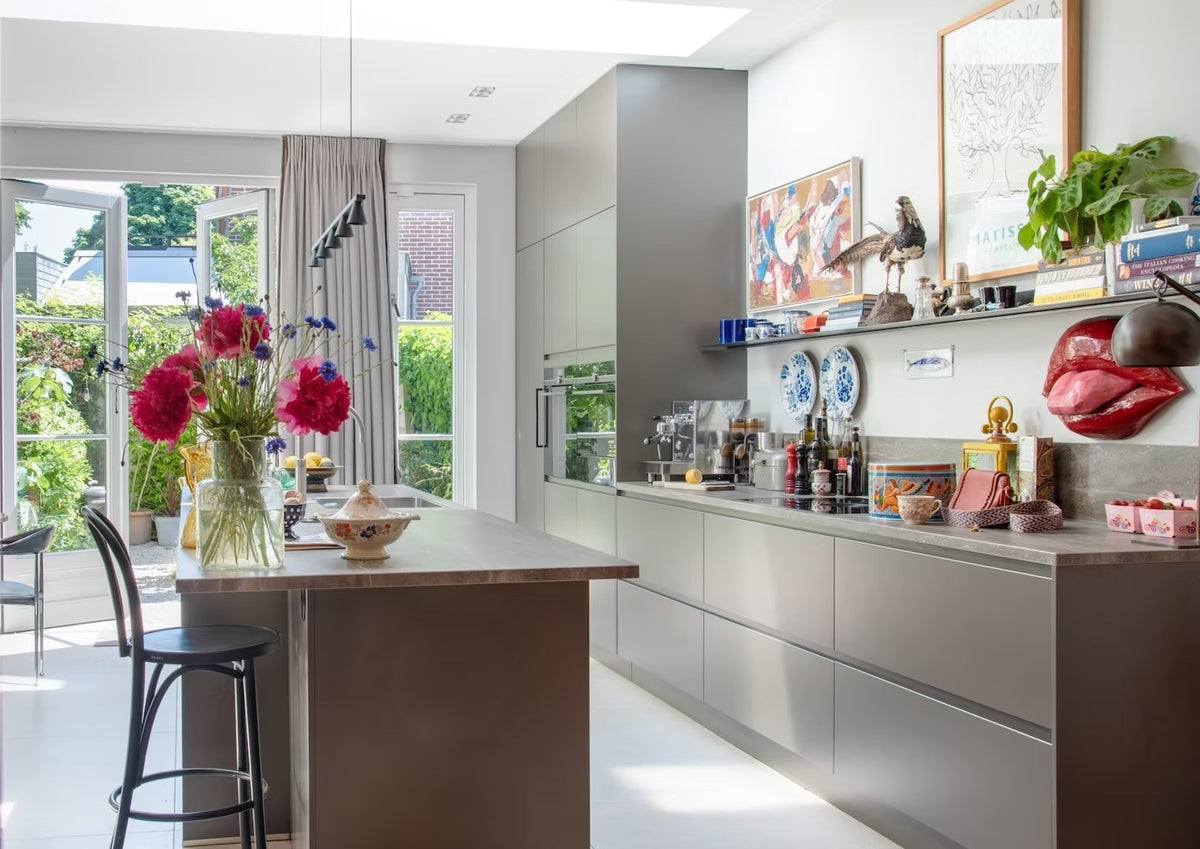 Moderne keuken met kookeiland en veel daglicht binnen het interieurontwerp van een woning in Heemstede.