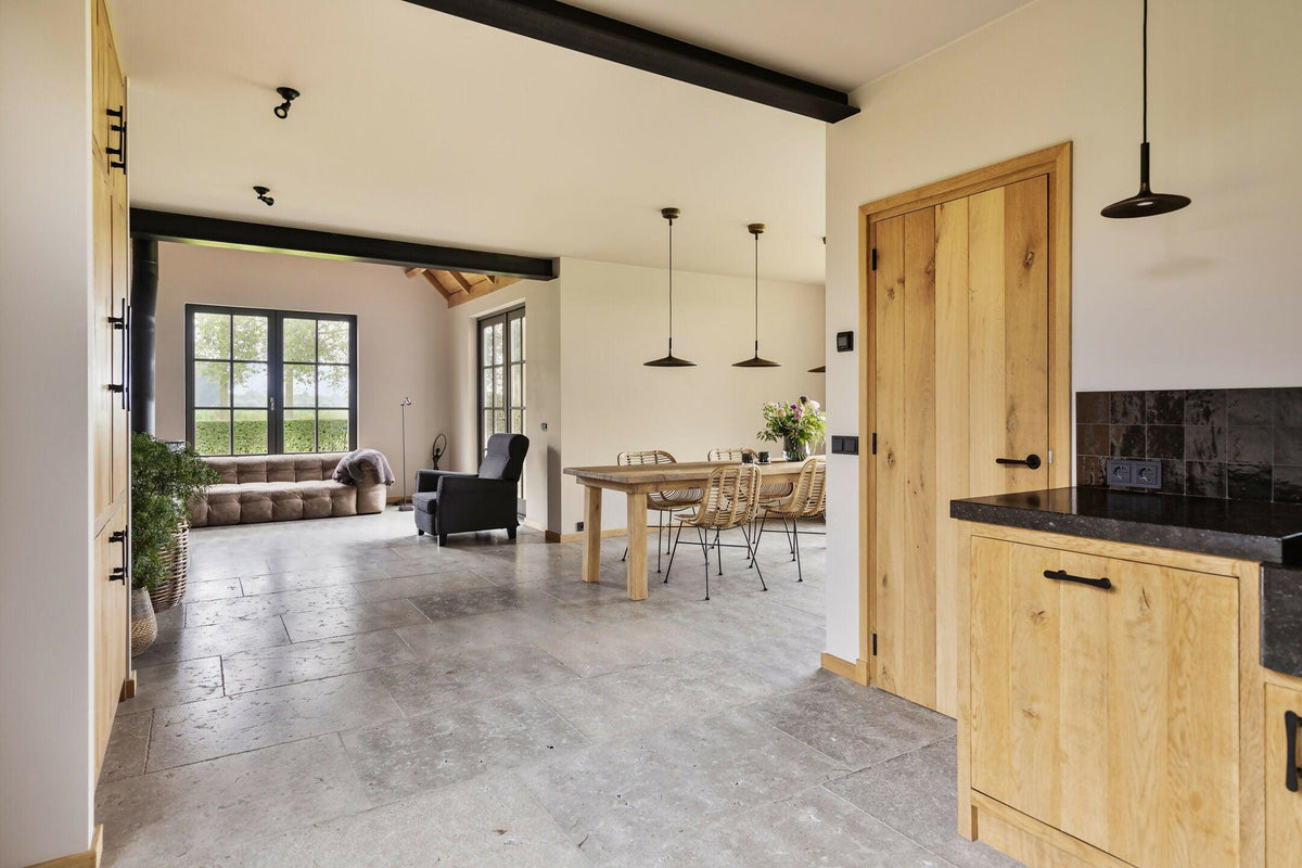 landelijke boerderijwoning-Brobbel Interieur-keuken,woonkamer-Stoer en landelijk interieur voor vrijstaande boerderij-OBLY