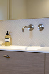 luxe compacte badkamer-Jessica Kuhne-Badkamer-Stijlvolle en functionele luxe compacte badkameroplossing-OBLY