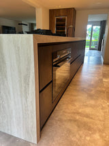 luxe maatwerk keuken met groot kookeiland en houtfronten-voermans-design-keuken,greeploze-keuken,groot-kookeiland,keuken-inspiratie,keuken-interieur,keuken-met-kookeiland,keuken-met-wijnklimaatkast,keuken-op-maat,luxe-keuken,luxe-woonkeuken,maatwerk-keuken,moderne-keuken,moderne-woonkeuken,woonkeuken-luxe maatwerk keuken met groot kookeiland-OBLY