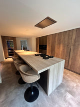luxe maatwerk keuken met groot kookeiland en houtfronten-voermans-design-keuken,greeploze-keuken,groot-kookeiland,keuken-inspiratie,keuken-interieur,keuken-met-kookeiland,keuken-met-wijnklimaatkast,keuken-op-maat,luxe-keuken,luxe-woonkeuken,maatwerk-keuken,moderne-keuken,moderne-woonkeuken,woonkeuken-luxe maatwerk keuken met groot kookeiland-OBLY