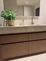 maatwerk badkamermeubel met lattenfront en natuurstenen wastafel-voermans-badkamer-inspiratie,badkamer-interieur,badkamermeubel-met-lades,badkamermeubel-op-maat,design-badkamer,houten-badkamermeubel,interieur-op-maat,lattenfront,luxe-badkamermeubel,maatwerk-badkamermeubel,modern-badkamermeubel,moderne-badkamer,natuursteen-wastafel-maatwerk badkamermeubel met lattenfront -OBLY