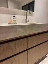 maatwerk badkamermeubel met lattenfront en natuurstenen wastafel-voermans-badkamer-inspiratie,badkamer-interieur,badkamermeubel-met-lades,badkamermeubel-op-maat,design-badkamer,houten-badkamermeubel,interieur-op-maat,lattenfront,luxe-badkamermeubel,maatwerk-badkamermeubel,modern-badkamermeubel,moderne-badkamer,natuursteen-wastafel-maatwerk badkamermeubel met lattenfront -OBLY
