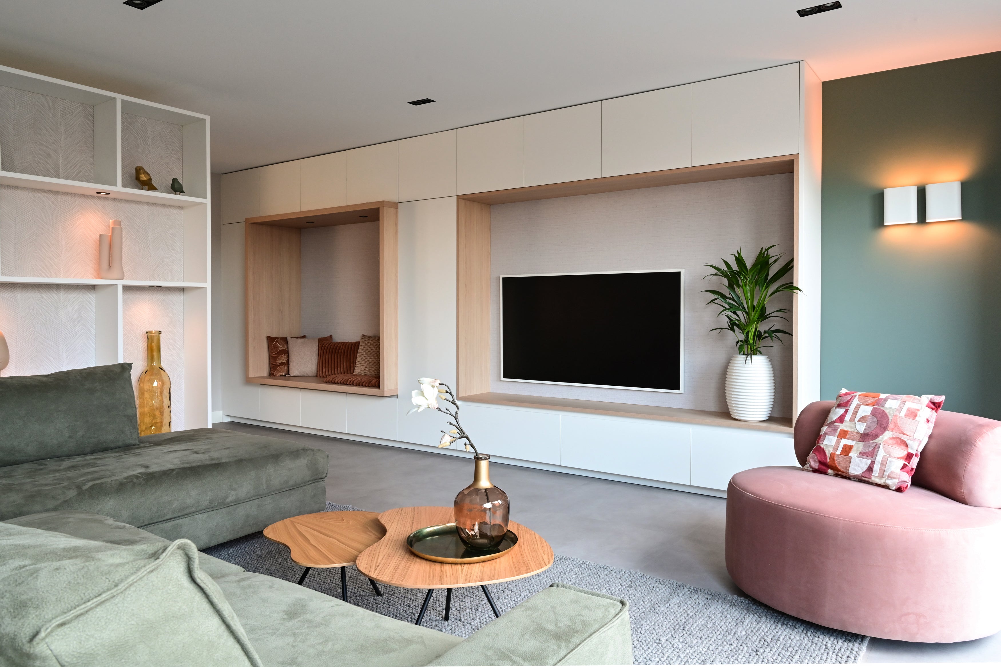 maatwerk interieur met wandkast en moderne leefkeuken-Studio Thirty Two-interieur-ontwerp,interieur-renovatie,maatwerk-interieur,maatwerk-kasten,maatwerk-wandkast,modern-interieur,moderne-keuken,open-leefruimte,woning-verbouwing,Woonkamer,woonkamer-ontwerp-OBLY