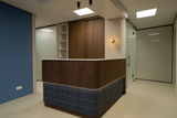 maatwerk interieur voor praktijkruimte en receptiebalie-voermans-design-interieur,interieur-op-maat,maatwerk-balie,maatwerk-interieur,maatwerk-kasten,maatwerk-meubilair,praktijkinrichting,praktijkinterieur,praktijkruimte-interieur,receptiebalie,wachtruimte-interieur,zakelijke-interieurbouw-maatwerk praktijkinterieur met receptiebalie-OBLY