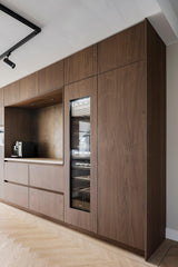 maatwerk keuken en tv-meubel met haardwand-voermans-design-keuken,haardwand,houten-keuken,kastenwand-keuken,keuken-interieur,keuken-met-kookeiland,luxe-interieur,maatwerk-interieur,maatwerk-keuken,maatwerk-tv-meubel,moderne-keuken,moderne-woonkamer,tv-meubel-op-maat,woonkamer-interieur-Maatwerk donker eiken keuken en tv-meubel -OBLY