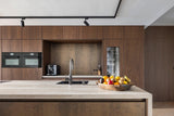 maatwerk keuken en tv-meubel met haardwand-voermans-design-keuken,haardwand,houten-keuken,kastenwand-keuken,keuken-interieur,keuken-met-kookeiland,luxe-interieur,maatwerk-interieur,maatwerk-keuken,maatwerk-tv-meubel,moderne-keuken,moderne-woonkamer,tv-meubel-op-maat,woonkamer-interieur-Maatwerk donker eiken keuken en tv-meubel -OBLY
