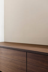 maatwerk keuken en tv-meubel met haardwand-voermans-design-keuken,haardwand,houten-keuken,kastenwand-keuken,keuken-interieur,keuken-met-kookeiland,luxe-interieur,maatwerk-interieur,maatwerk-keuken,maatwerk-tv-meubel,moderne-keuken,moderne-woonkamer,tv-meubel-op-maat,woonkamer-interieur-Maatwerk donker eiken keuken en tv-meubel -OBLY