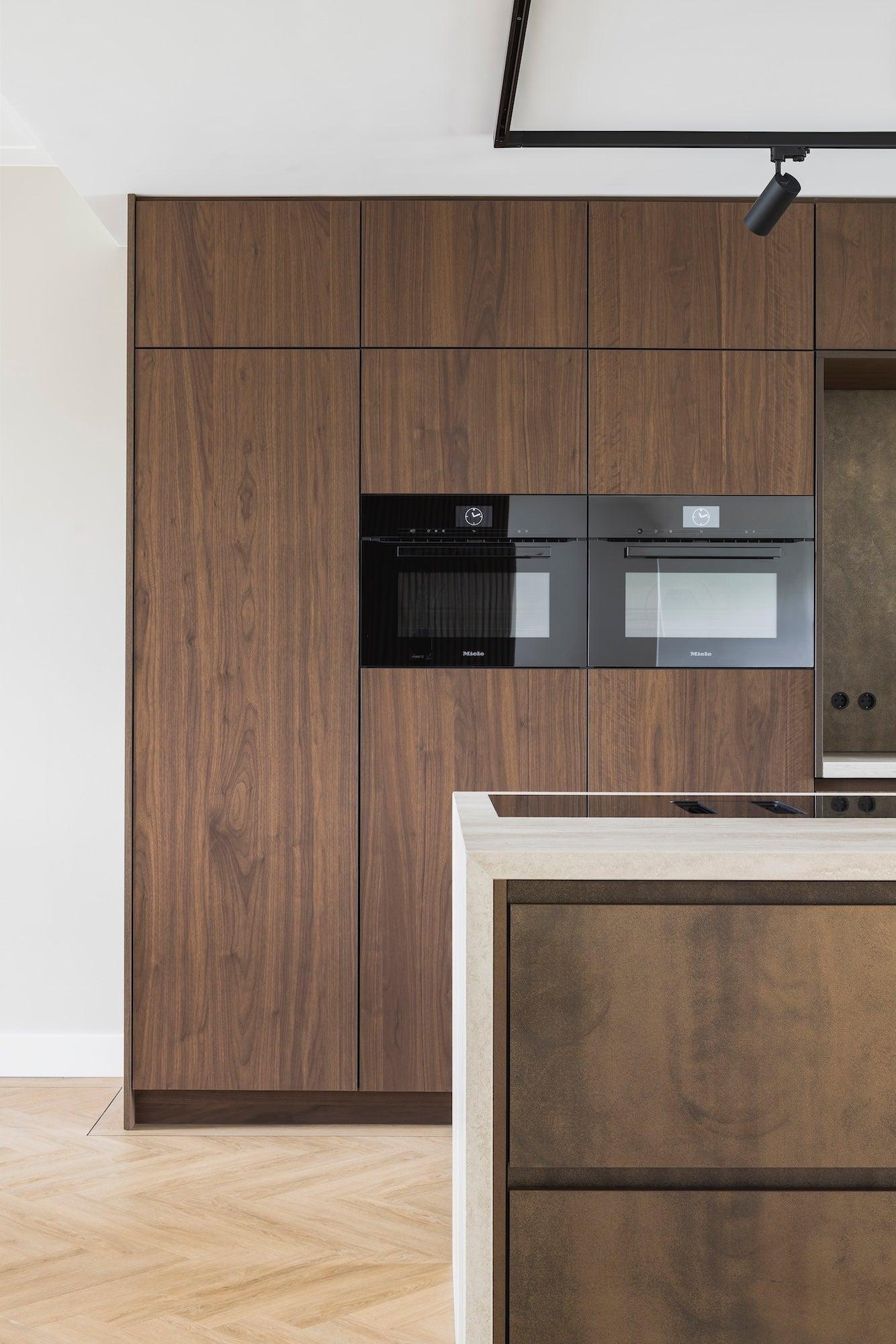 maatwerk keuken en tv-meubel met haardwand-voermans-design-keuken,haardwand,houten-keuken,kastenwand-keuken,keuken-interieur,keuken-met-kookeiland,luxe-interieur,maatwerk-interieur,maatwerk-keuken,maatwerk-tv-meubel,moderne-keuken,moderne-woonkamer,tv-meubel-op-maat,woonkamer-interieur-Maatwerk donker eiken keuken en tv-meubel -OBLY