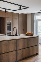 maatwerk keuken en tv-meubel met haardwand-voermans-design-keuken,haardwand,houten-keuken,kastenwand-keuken,keuken-interieur,keuken-met-kookeiland,luxe-interieur,maatwerk-interieur,maatwerk-keuken,maatwerk-tv-meubel,moderne-keuken,moderne-woonkamer,tv-meubel-op-maat,woonkamer-interieur-Maatwerk donker eiken keuken en tv-meubel -OBLY
