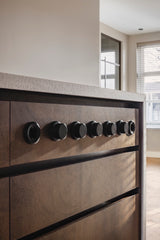 maatwerk keuken en tv-meubel met haardwand-voermans-design-keuken,haardwand,houten-keuken,kastenwand-keuken,keuken-interieur,keuken-met-kookeiland,luxe-interieur,maatwerk-interieur,maatwerk-keuken,maatwerk-tv-meubel,moderne-keuken,moderne-woonkamer,tv-meubel-op-maat,woonkamer-interieur-Maatwerk donker eiken keuken en tv-meubel -OBLY