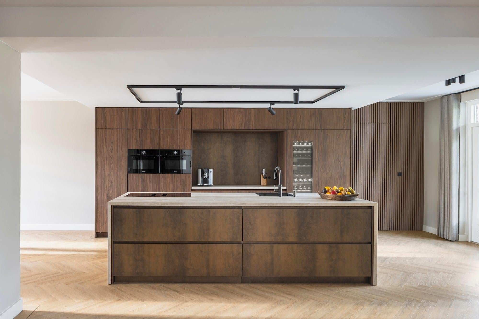 maatwerk keuken en tv-meubel met haardwand-voermans-design-keuken,haardwand,houten-keuken,kastenwand-keuken,keuken-interieur,keuken-met-kookeiland,luxe-interieur,maatwerk-interieur,maatwerk-keuken,maatwerk-tv-meubel,moderne-keuken,moderne-woonkamer,tv-meubel-op-maat,woonkamer-interieur-Maatwerk donker eiken keuken en tv-meubel -OBLY